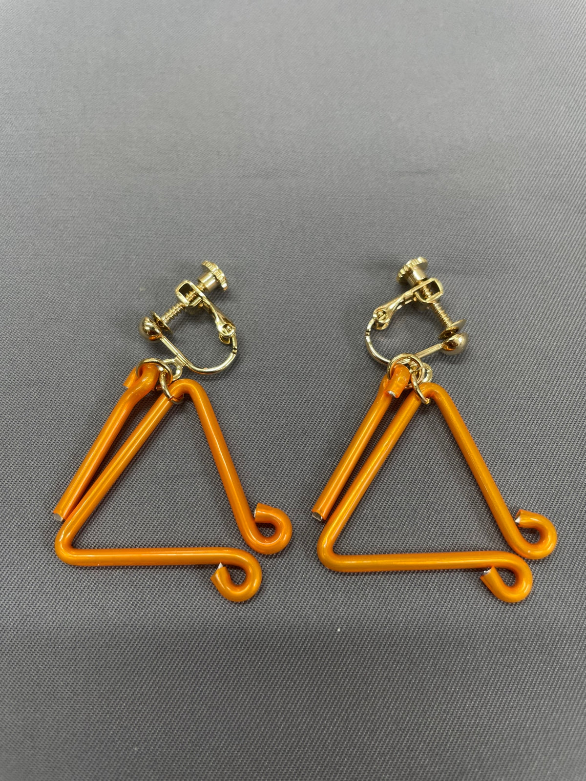 トライアングルグレージュ ピアス イヤリング ハンドメイド oreille33 handmade トライアングル型イヤリング＆ピアス
