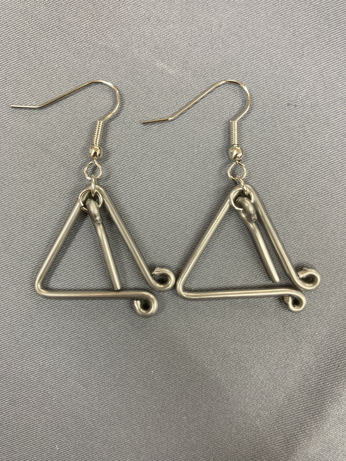 トライアングルグレージュ ピアス イヤリング ハンドメイド oreille33 handmade トライアングル型イヤリング＆ピアス